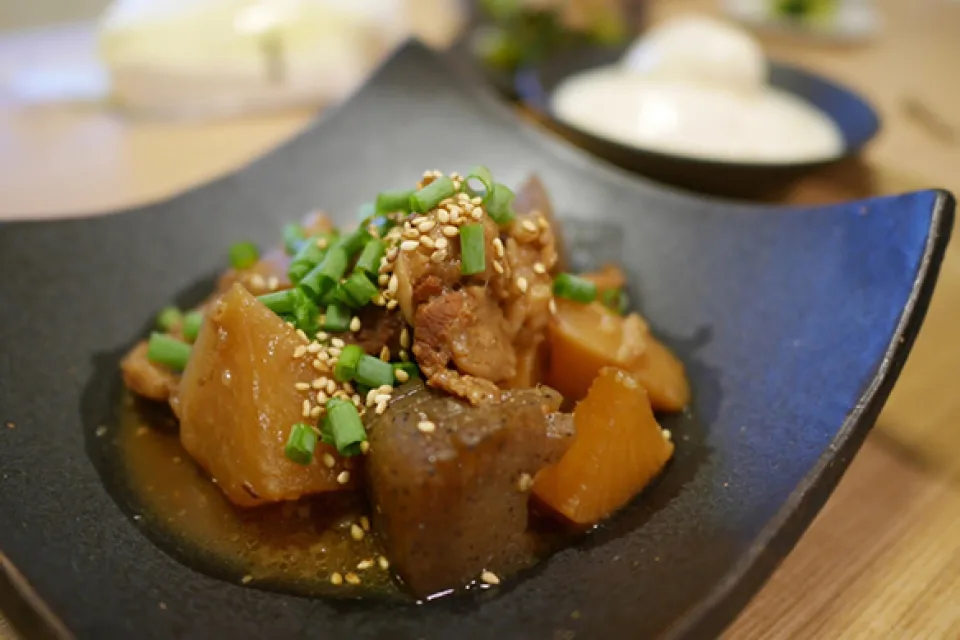 昆布だしの牛すじ煮込み
